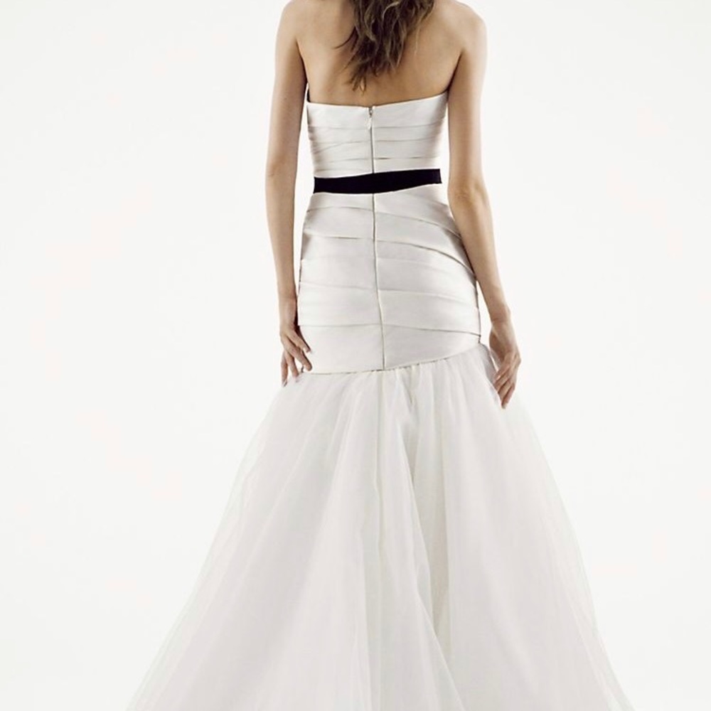 Ivory Vera Wang Wedding Dress- Size 8